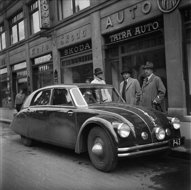 Tatra T-77a Praha 1936-37.jpg