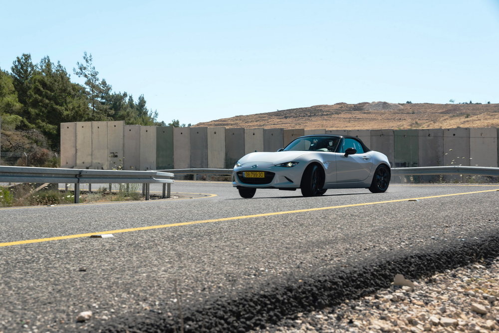 מאזדה-MX5-מול-סובאר.jpg