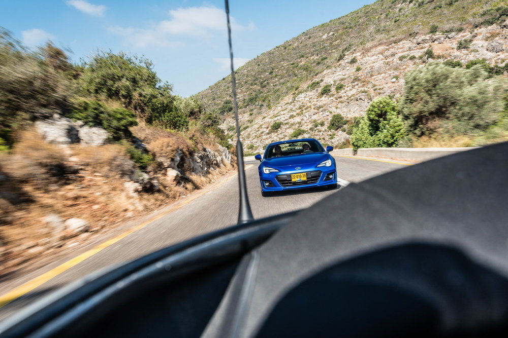 מאזדה-MX5-מול-סובאר.jpg