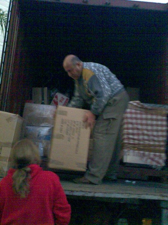 Bajando cosas del container.JPG