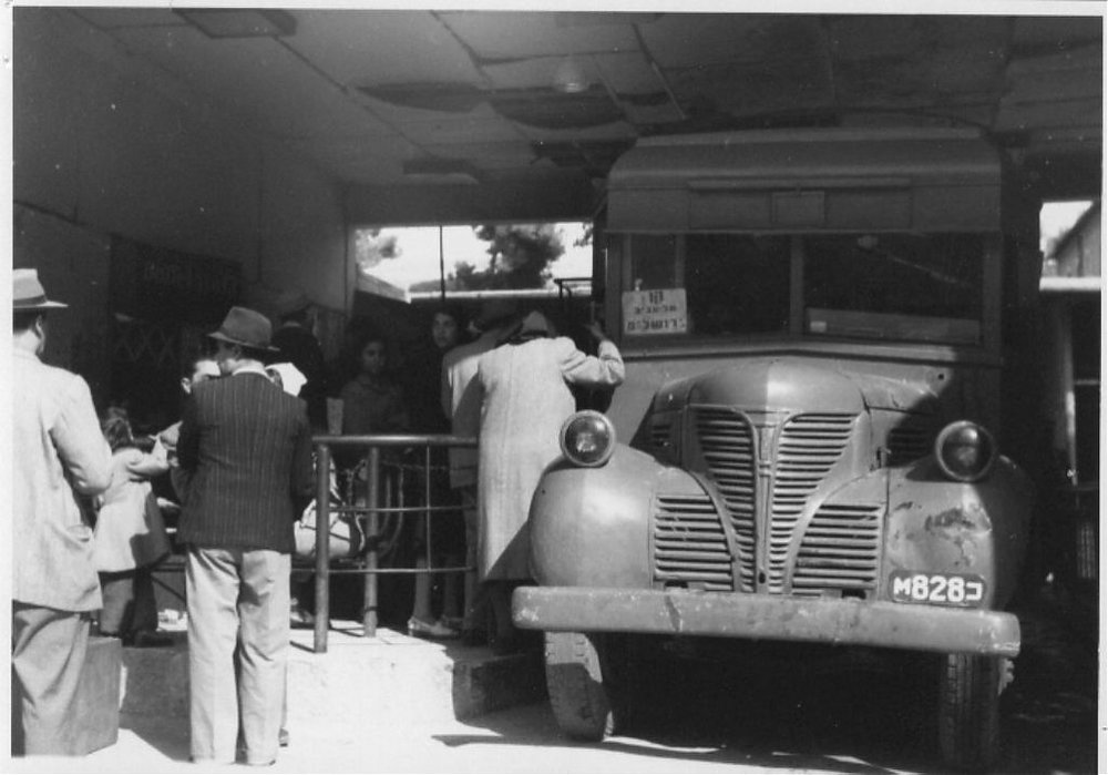 1949 - אוטובוס אגד בתחנה המרכזית של אגד ירושלים.jpg