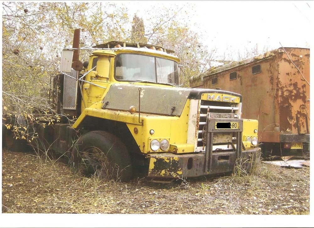 גורר Mack DM800 model 1980.jpg