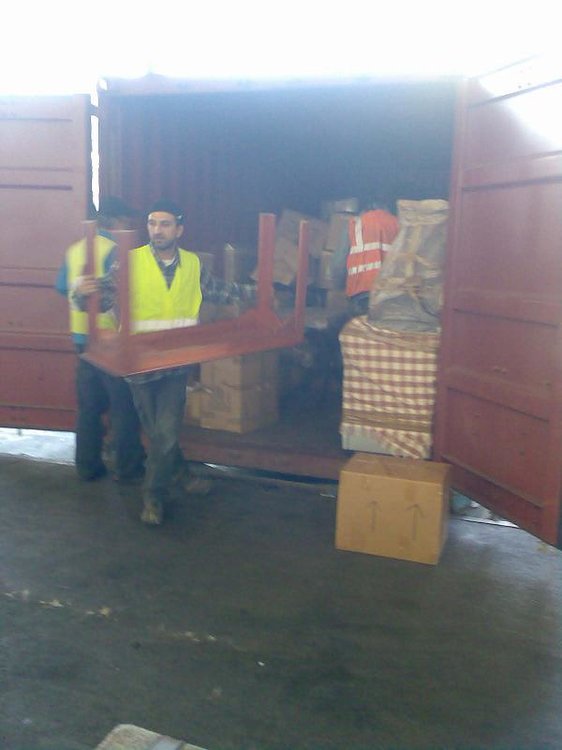 Bajando cosas del container 3.JPG