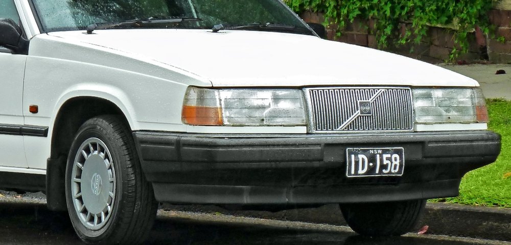 1992_Volvo_940_GL_sedan_(2011-10-25).jpg