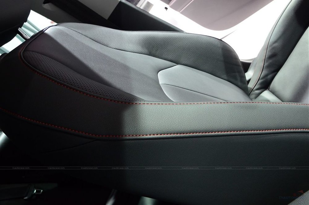 2013-Seat-Leon00006.jpg