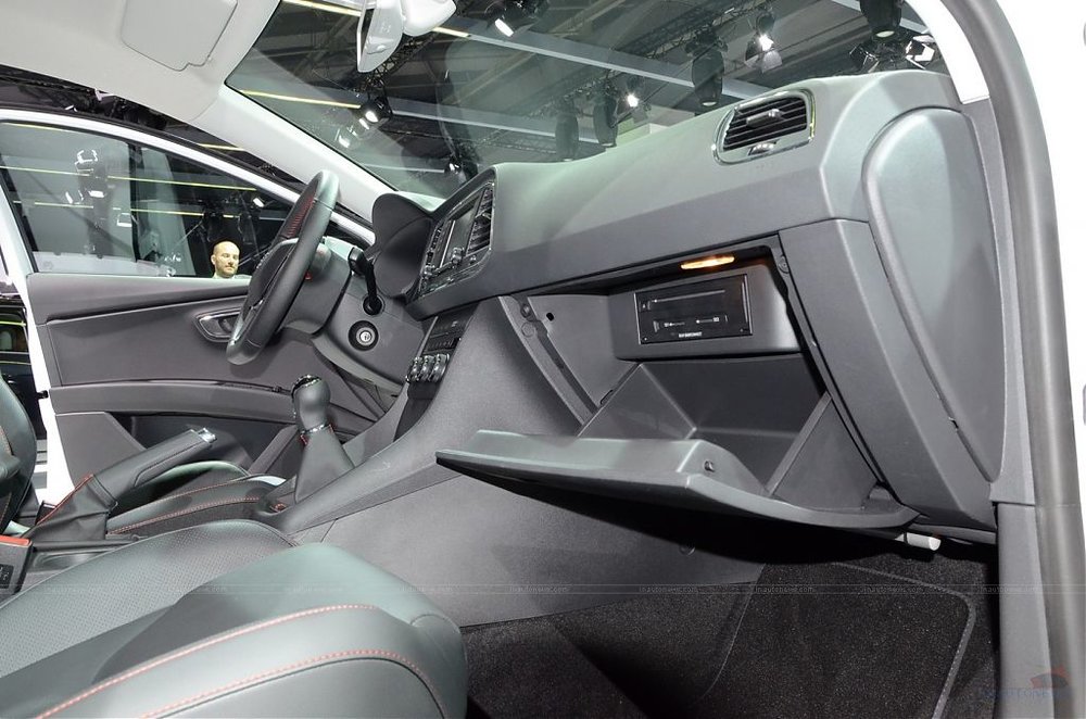 2013-Seat-Leon00007.jpg