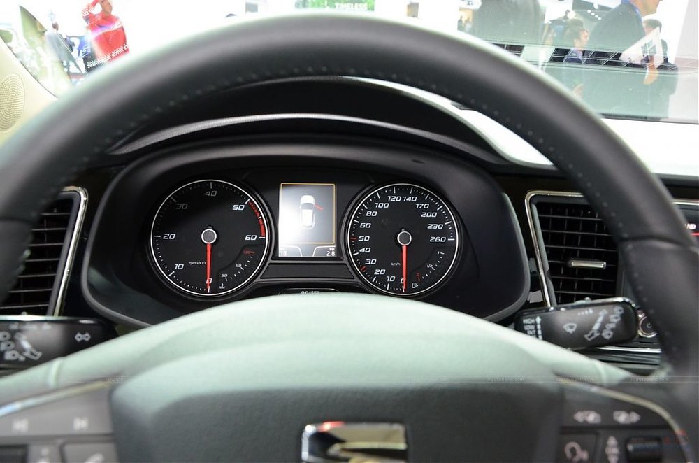 2013-Seat-Leon00010.jpg