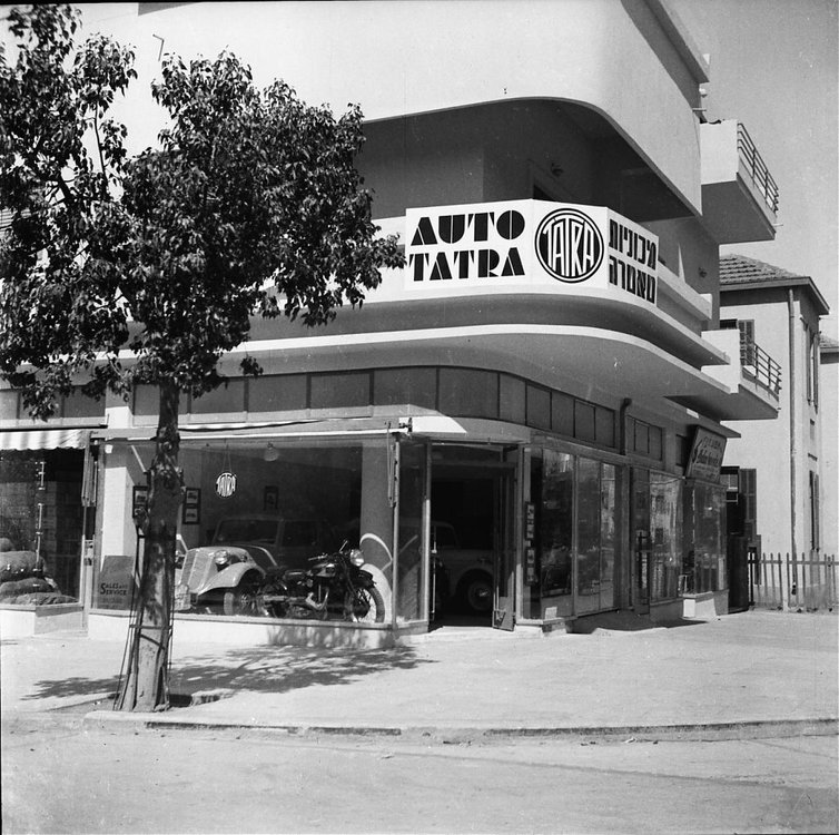 Tatre v Tel Avivu Mazeh~.jpg