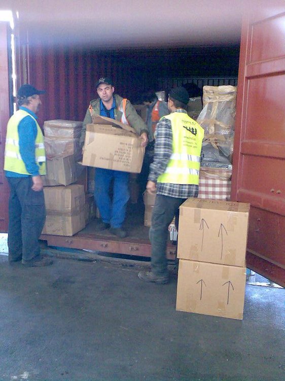 Bajando cosas del container 2.JPG