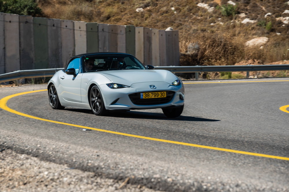 מאזדה-MX5-מול-סובאר.jpg