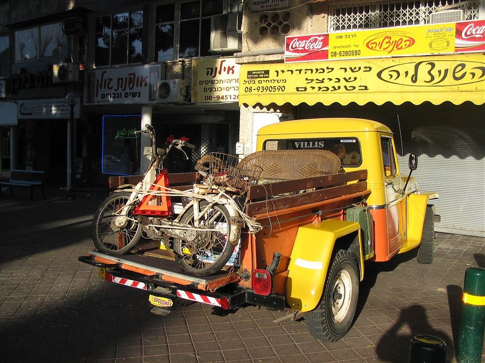 מוזאון אגד.אסף והקטנוע 019.jpg