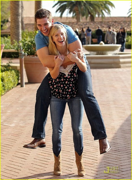 Heather-Morris-Piggyback-Ride-for-New-Boyfriend-glee-18112746-895-1222.jpg