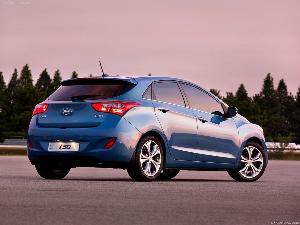 Hyundai-i30_2013_1024x768_wallpaper_0d.jpg