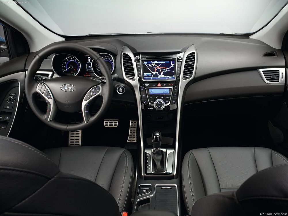 Hyundai-i30_2013_1024x768_wallpaper_1c.jpg