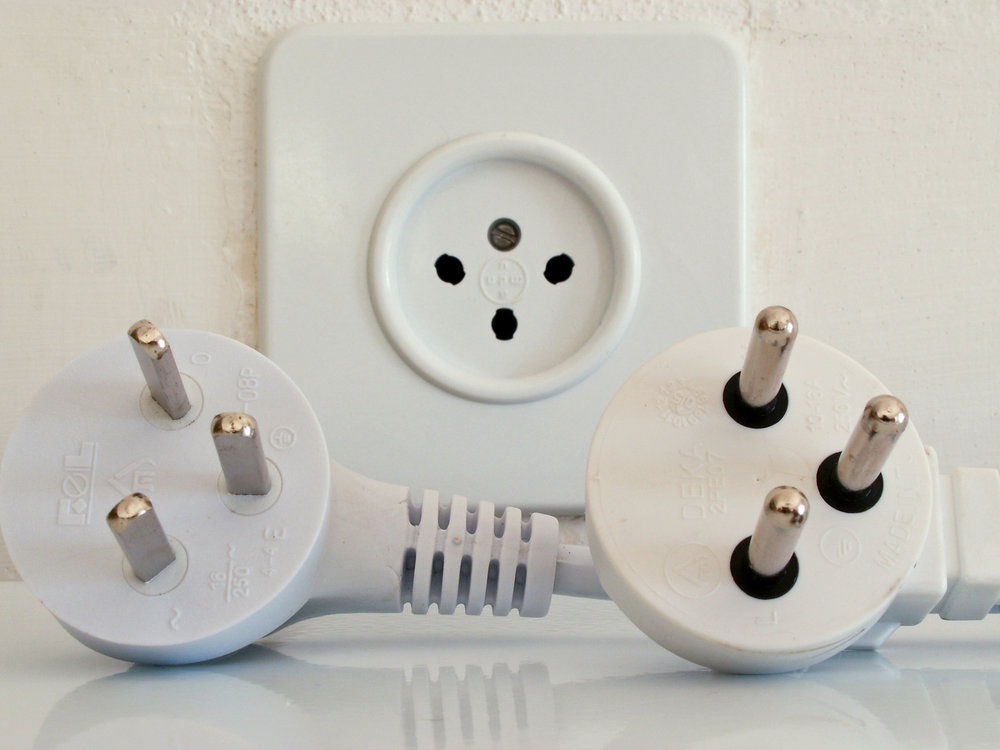 Israeli-type-H-plugs-and-socket.jpg