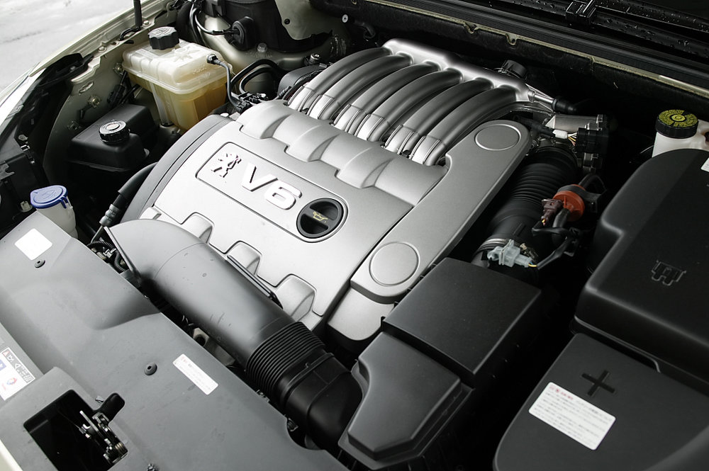 Peugeot_407_V6_engine.JPG