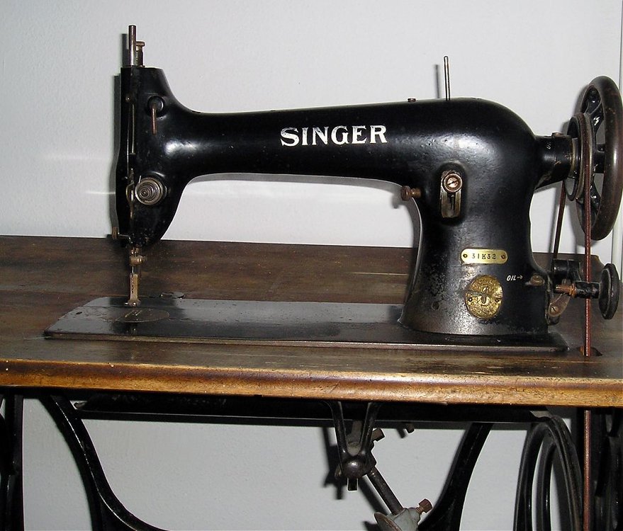 Singer_sewing_machine_detail1.jpg