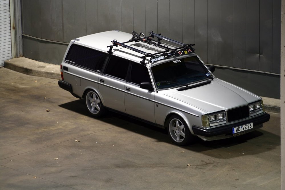 Volvo_245_2_by_Whumbachumba.jpg