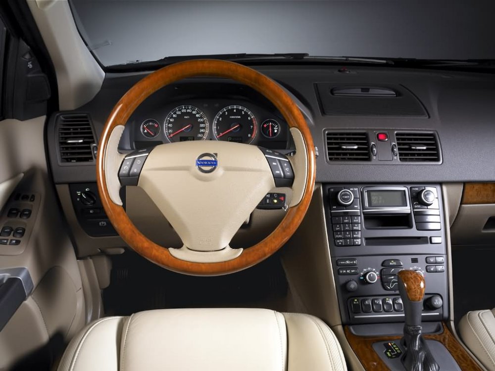 Volvo_XC90_7.jpg