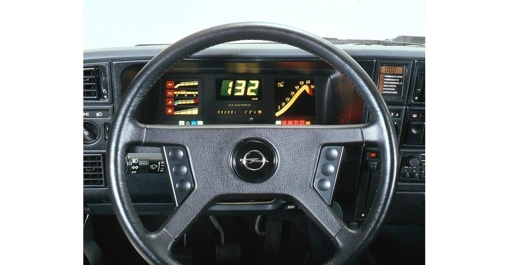 maeusekino-cockpit-opel-monza-gse-quelleopel.jpg