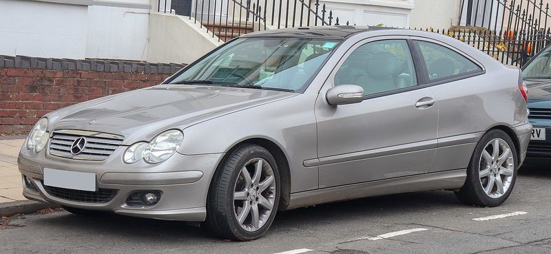 1280px-2006_Mercedes-Benz_C220_CDi_SE_Automatic_2.1_Front.jpg