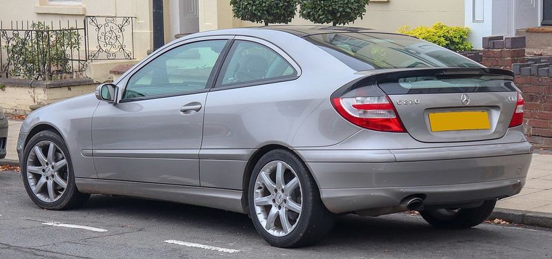 1280px-2006_Mercedes-Benz_C220_CDi_SE_Automatic_2.1_Rear.jpg