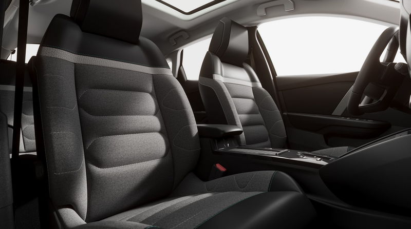 2020-citroen-c4-unveiled-officially-48.thumb.jpg.b0d01cf6c14cafcba420f4ba7c7ec65c.jpg