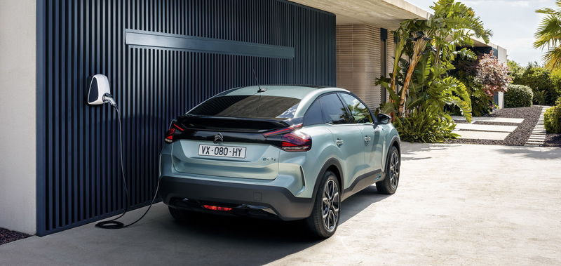 2020-citroen-c4-unveiled-officially-55.thumb.jpg.5299f6a9d0ad84b1740e0792000e5b55.jpg