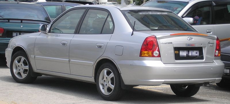564697403_Hyundai_Accent_(second_generation_first_facelift)_(rear)_Serdang.thumb.jpg.4c5bede5eae3a09413e629e6f9802881.jpg