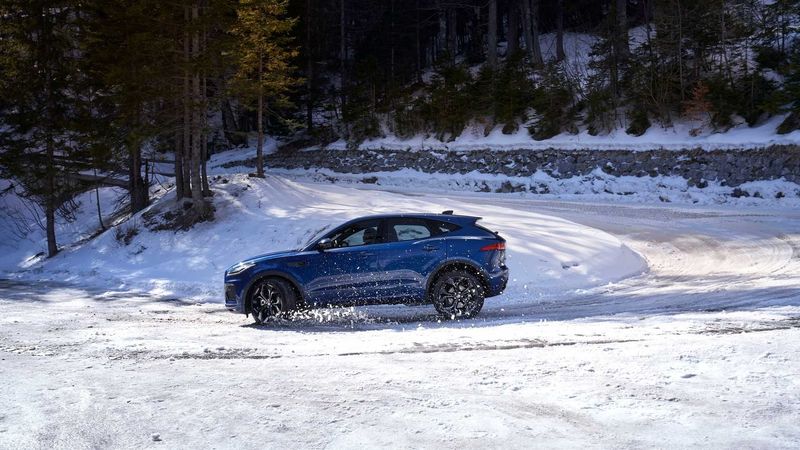 261833266_jaguar-e-pace-2020-exterior(1).thumb.jpg.b5566c7835fcb8b906510ac0a1faa7d3.jpg