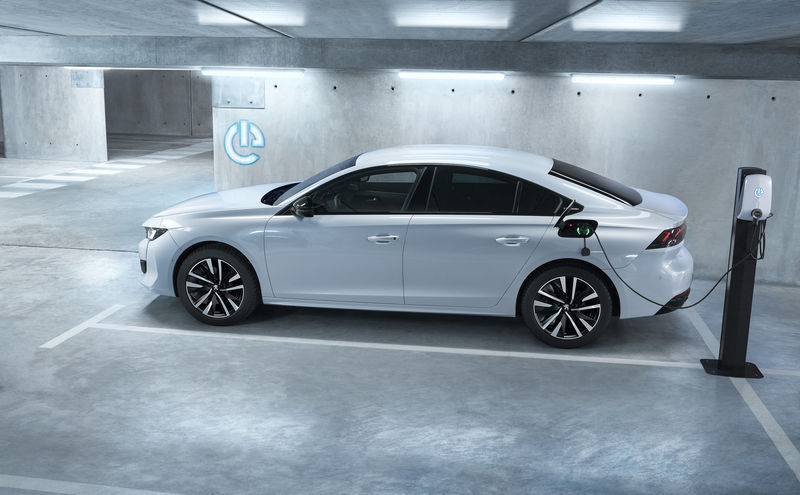 peugeot-508phev-1809pb-001.600434_17.thumb.jpg.0cceaa07f2314778d01813e171bbbcfb.jpg