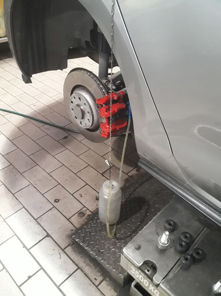gti_bfluidchange3.thumb.jpg.a1aea8de7a36d44e4c0159b3b0e11c49.jpg