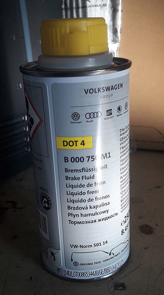 gti_brakefluid30.thumb.jpg.a90c472de27330d4a7565dc5754567e0.jpg