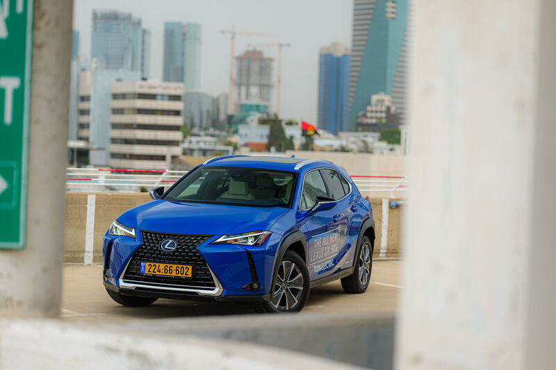 לקסוס-UX300e-07.jpg