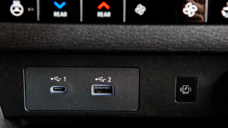 1854564893_2022-mitsubishi-outlander-interior(4).thumb.jpg.3cab659e47cceb7e663af9a7a211ab38.jpg