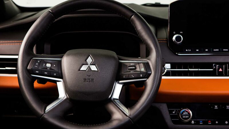 999986079_2022-mitsubishi-outlander-interior(9).thumb.jpg.d4a704853b8c5422268af85f79ae0e03.jpg