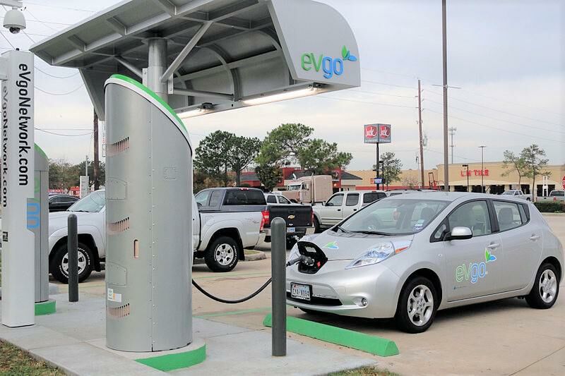 800px-Nissan_LEAF_got_thirsty-1.jpg.fea33fee8382f211bf4ca18eebf1a20b.jpg