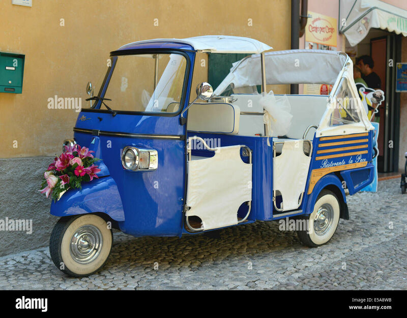 piaggio-ape-three-wheel-micro-truck-dressed-as-a-wedding-car-in-italy-E5A8WB.jpg