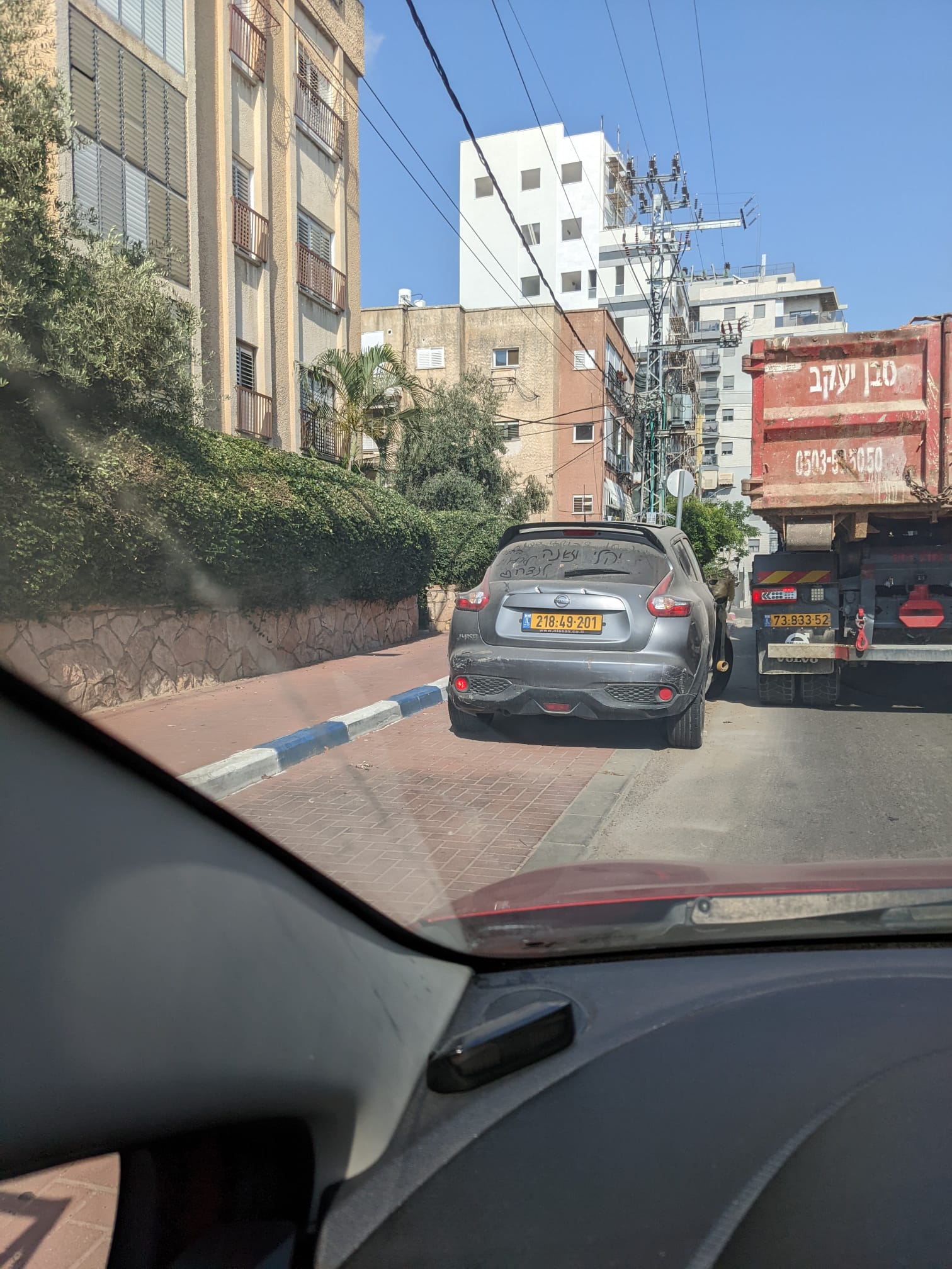 תופעה רכבים לא ממש ישנים שעומדים נטושים עם מדבקות של קוני רכבים לפירוק