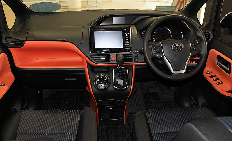 Toyota_Voxy_R80_interior.jpg.6fd5e4ff1626563ddda846ea41646a6a.jpg