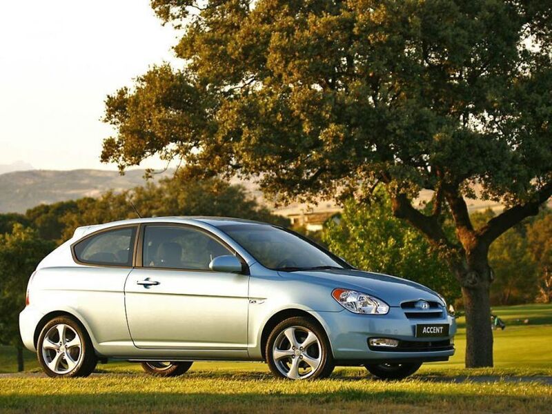 2006 Hyundai Accent 3-Door 025.jpg