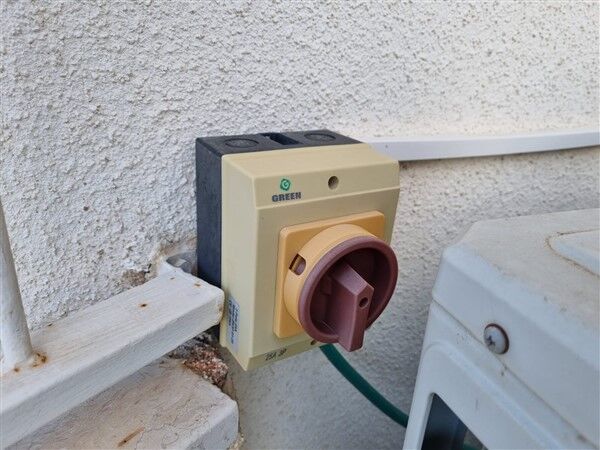 Air_conditioner_switch.jpg.88a2ca58c9d4776d32c67af4f48e96a0.jpg