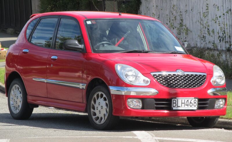 2003_Daihatsu_Sirion_(facelift,_New_Zealand).jpg