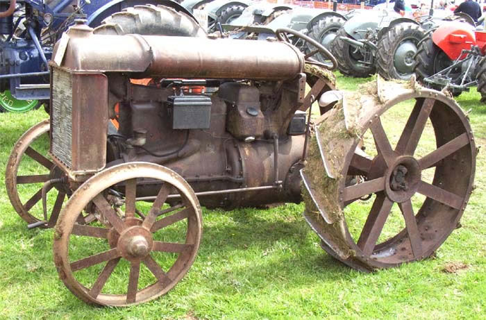 fordson.jpg.5e09e6bfa739deda003577b6948c7863.jpg